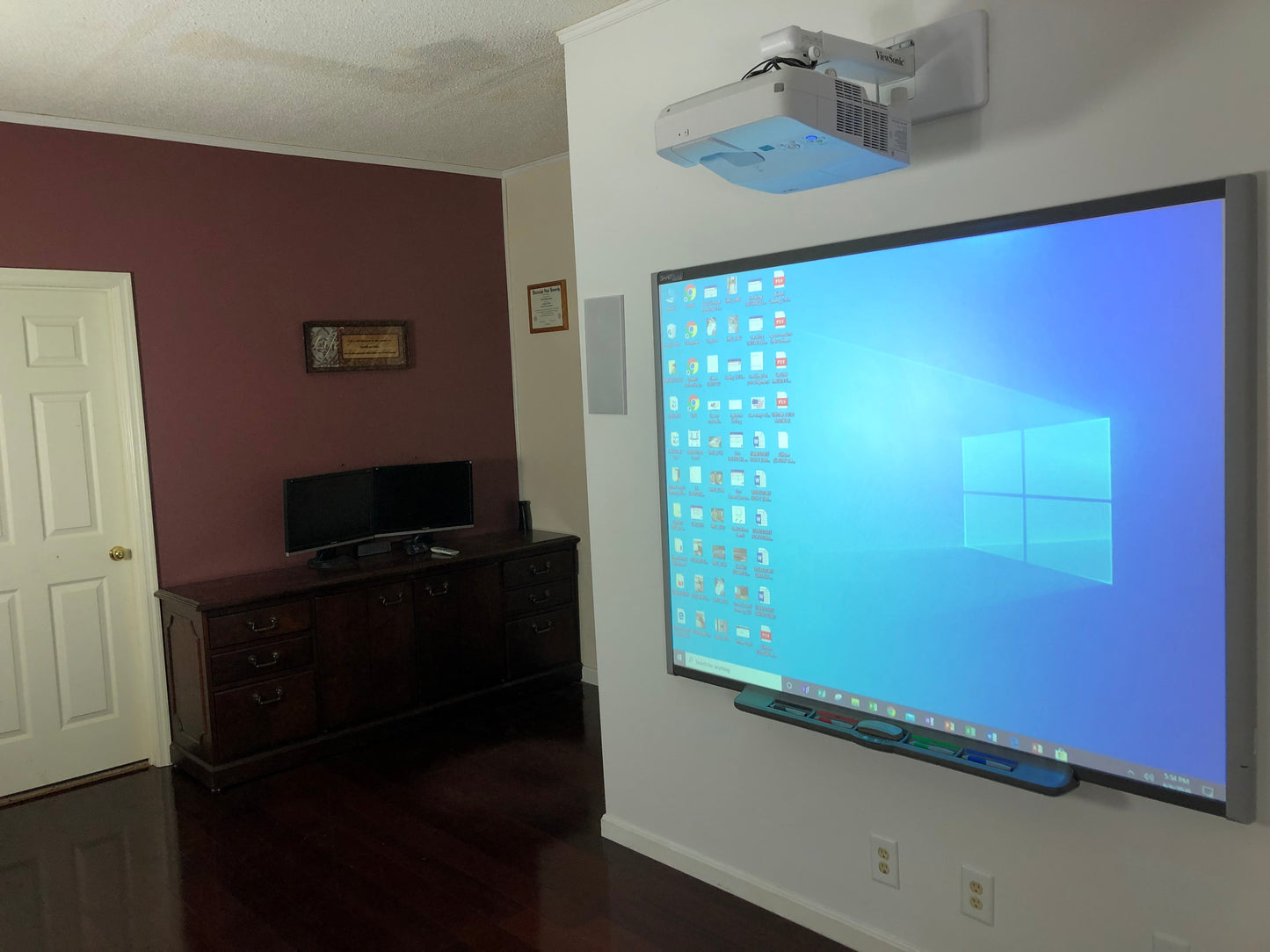 Smart Board, interactive whiteboard in use.